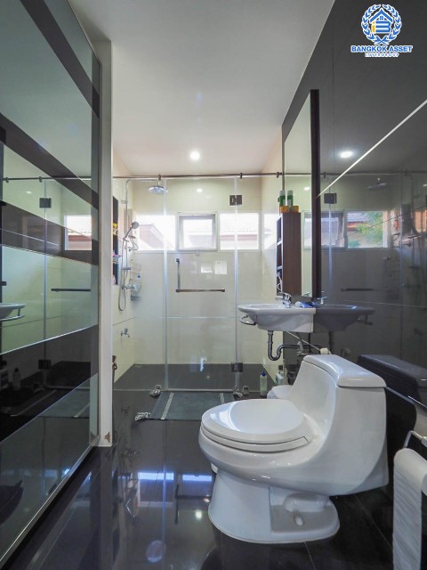 *****บ้านเดี่ยวมือสองย่านกรุงเทพฯ ม.เอ็นริช พาร์ค กาญจนาภิเษก หลังมุม เนื้อที่กว้างเกือบ 263 ตร.ว. ฟังก์ชัน 3 ห้องนอน 4 ห้องน้ำ ที่จอดรถ 4 คัน บ้านหลังใหญ่ ตกแต่งพร้อมอยู่ พื้นที่รอบบ้านกว้างขวาง โครงการอยู่ติดถนนกาญจนาภิเษก เดินทางสะดวกด้วยรถไฟฟฟ้าสายสีน้ำเงิน "สถานีหลักสอง" จองเลย!